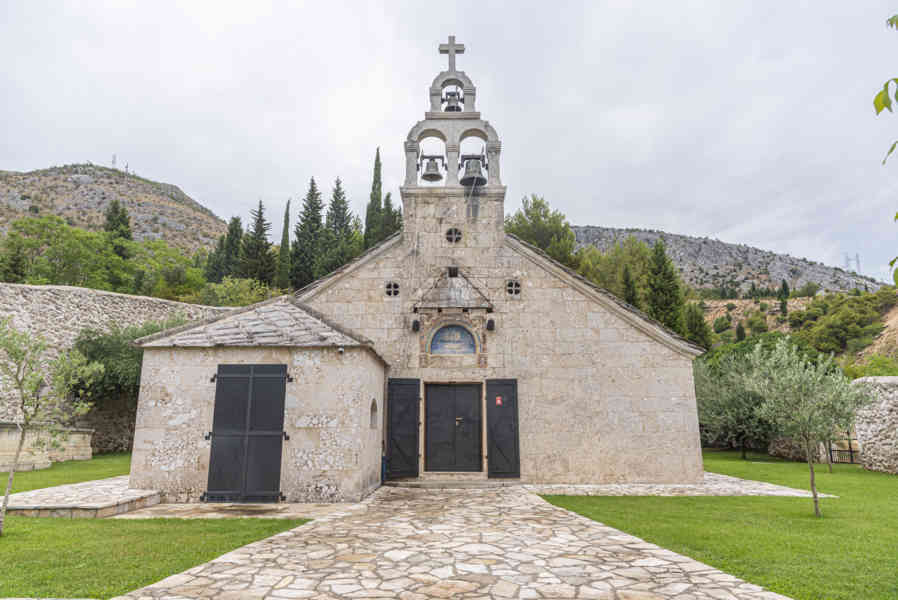 Bosnia y Herzegovina - Mostar 35  - iglesia ortodoxa de la Natividad de la Virgen María